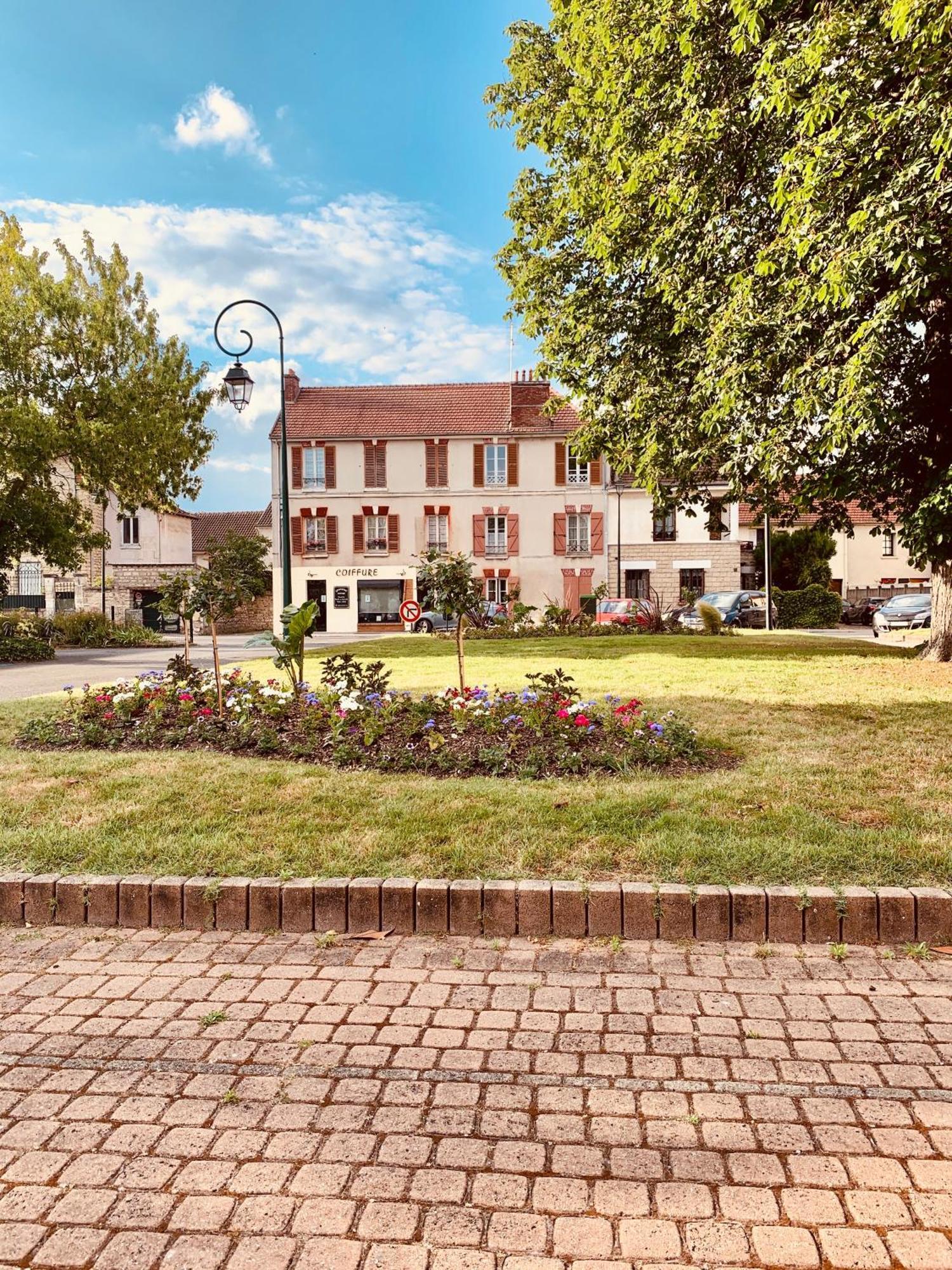 Le Logis Cantilien Lamorlaye-Chantilly Buitenkant foto